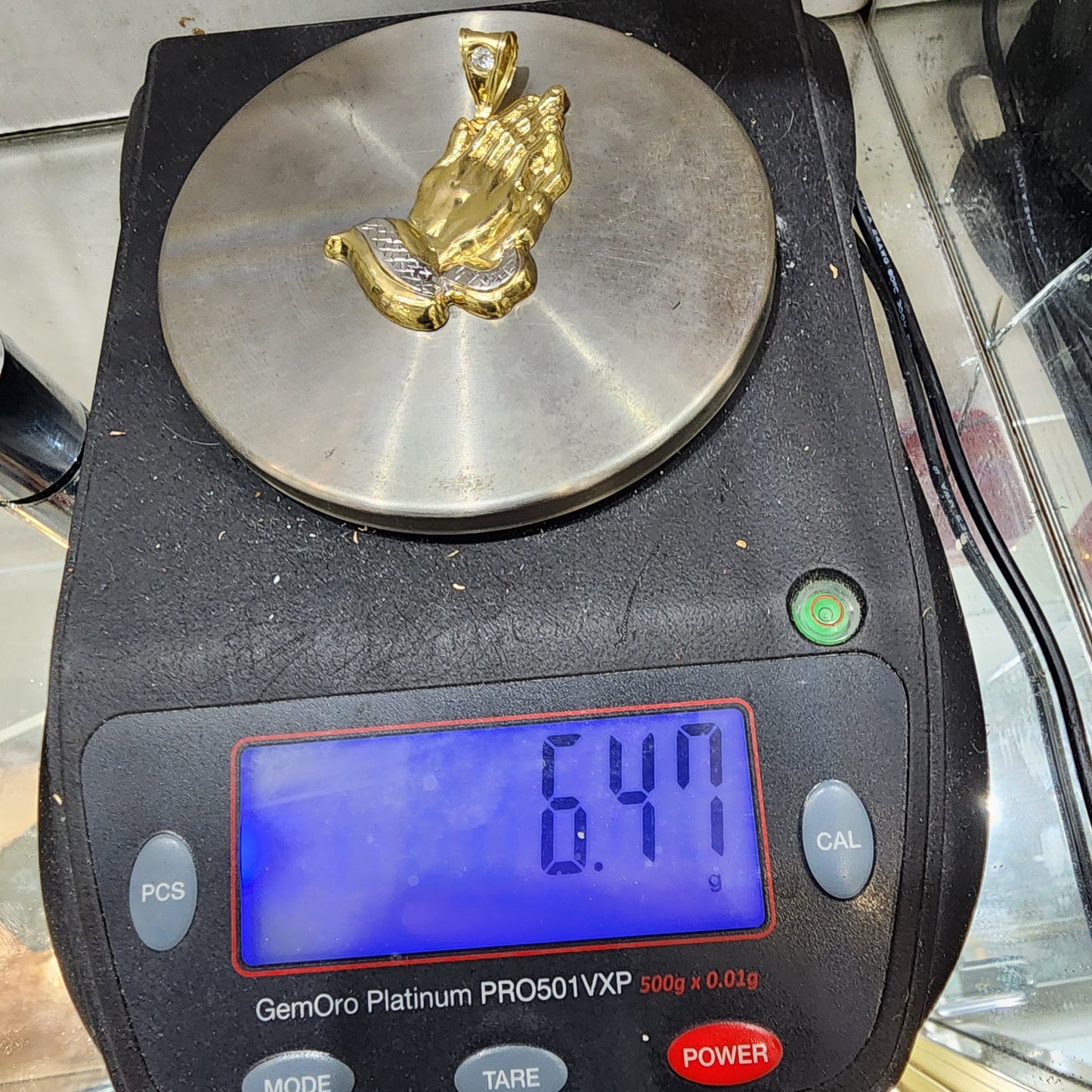 Colgante de mano de oración de dos tonos de oro de 10 quilates