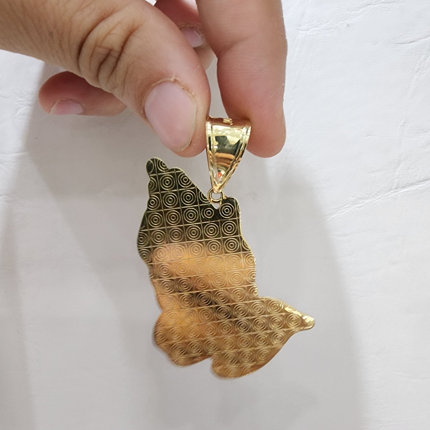 Colgante de mano de oración de dos tonos de oro de 10 quilates