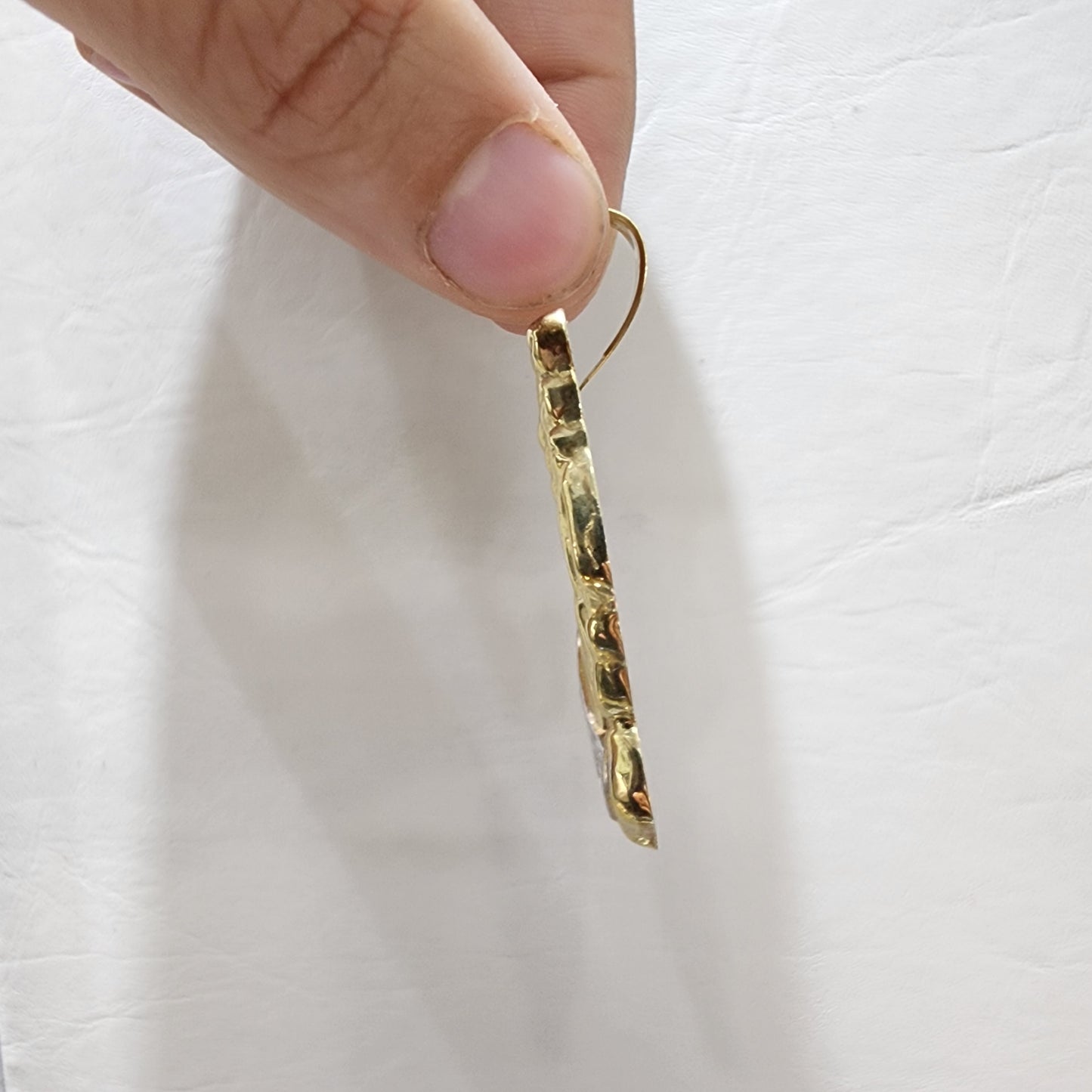Colgante de mano de oración de dos tonos de oro de 10 quilates