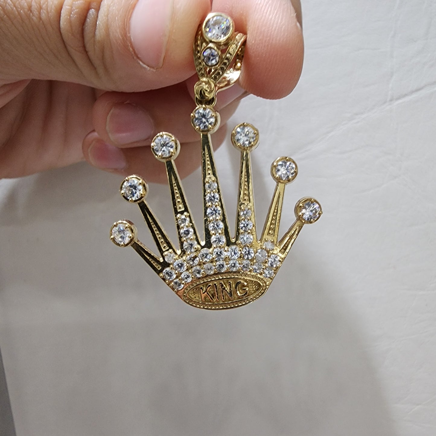 Colgante de corona de rey de oro de 10 quilates